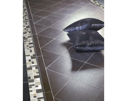 Podea de baie cu plăci pătrate închise la culoare și bordură cu plăci de mozaic