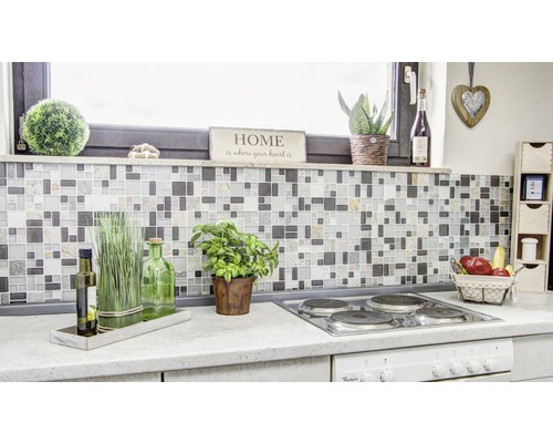 Scenă de bucătărie cu perete de mozaic, plită și elemente decorative