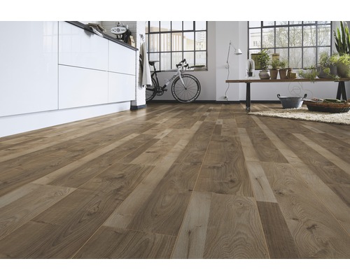 Cameră luminoasă cu podea laminată cu aspect de lemn, chicinetă, bicicletă și decorațiuni