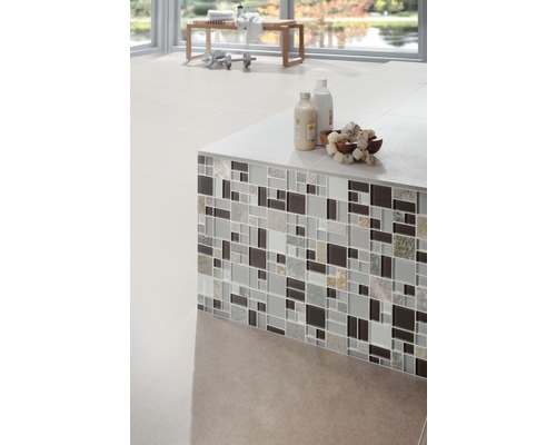 Prim-plan cu o baie cu faianță mozaic