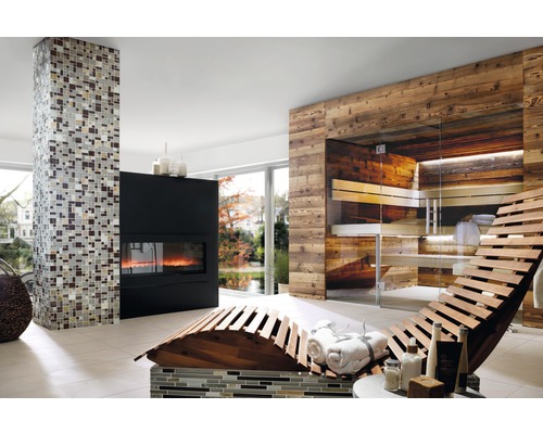 Cameră luminoasă cu saună, șemineu, șezlong și coloană de mozaic