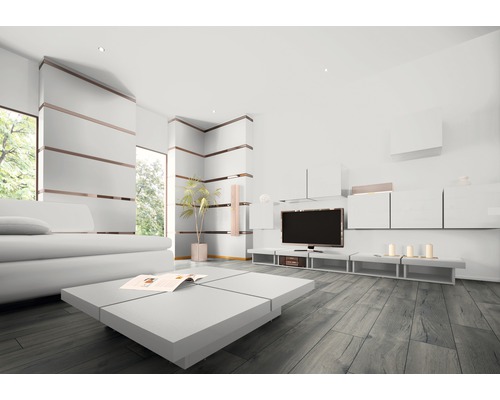 Living luminos cu canapea, perete de living, masă și decorațiuni