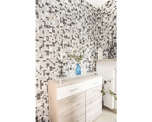 Scenă cu perete mozaic, comodă, vază și decorațiuni