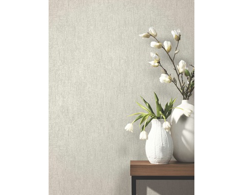 Tapetă vlies deschisă la culoare cu accente florale în vaze pe o masă