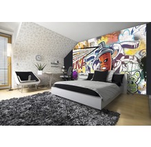 Dormitor cu tapet graffiti, pat și covor