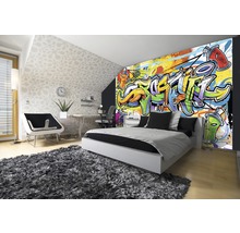 Dormitor modern cu fototapet cu graffiti, pat și covor