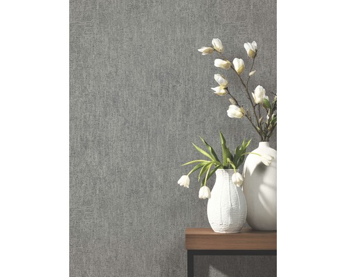 Tapetă decorativă gri cu două vaze și aranjament floral pe un raft