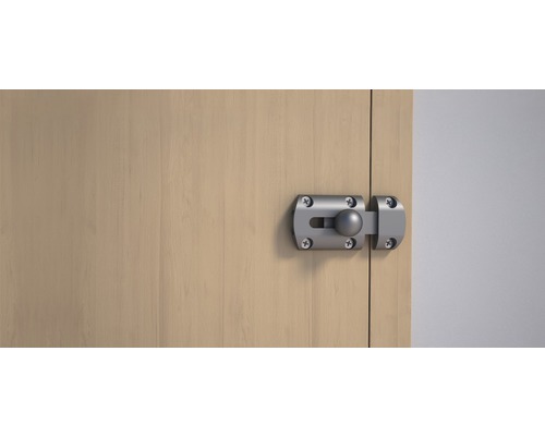 Zăvor metalic pe ușa din lemn