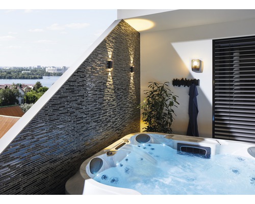 Balcon cu jacuzzi, lămpi de perete și design de perete din piatră
