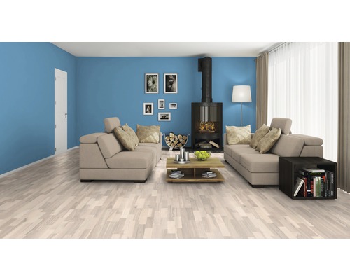 Cameră de zi luminoasă cu podea din lemn, canapea, șemineu și decorațiuni pentru o atmosferă prietenoasă.