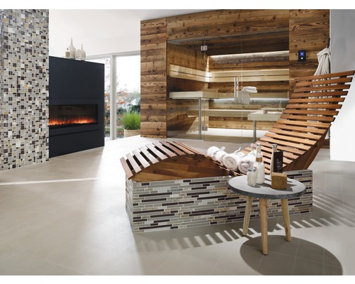 Zonă de wellness luminoasă cu saună, șezlong, șemineu și perete de mozaic