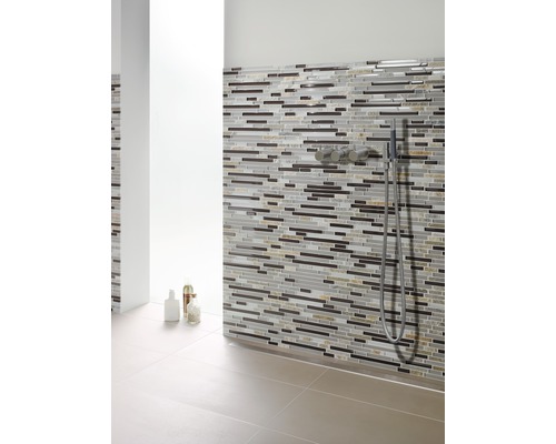 Baie cu perete din mozaic și baterie de duș