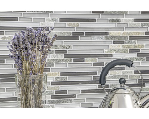 Perete cu gresie mozaic cu buchet de lavandă în vază și ceainic