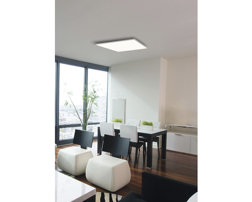 Apartament modern cu plafonieră pătrată