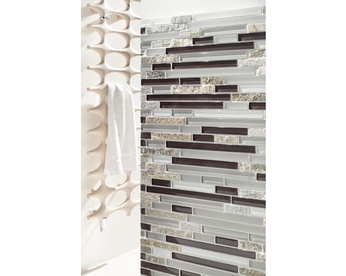 Perete mozaic cu suport pentru prosoape în baie