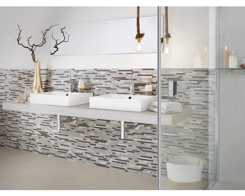 Baie cu chiuvetă dublă, perete cu mozaic și duș