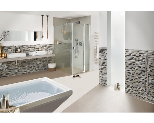 Baie luminoasă cu cadă, duș și chiuvete