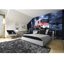 Dormitor luminos cu fototapet cu autospecială de pompieri, pat, birou și covor