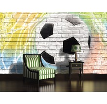 Living cu fotoliu, măsuță laterală și un perete cu motiv fotbalistic