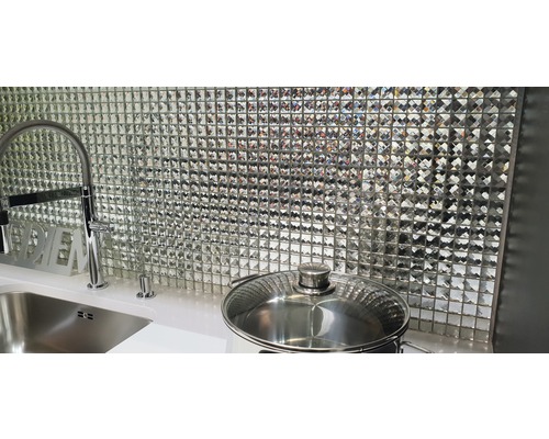 Scenă de bucătărie cu perete cu gresie mozaic, chiuvetă, robinet și oală de gătit