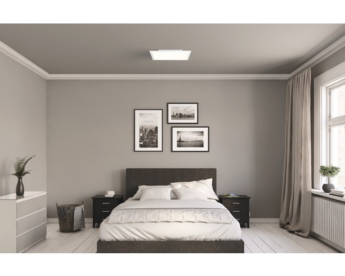 Dormitor cu plafonieră, pat și noptiere