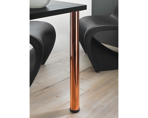 Prim-plan cu un picior de masă metalic sub o masă