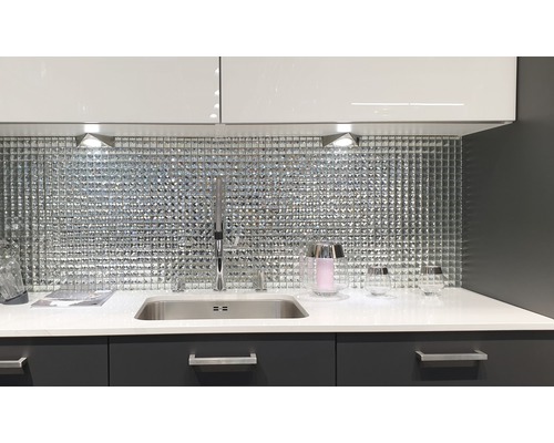 Chiuvetă de bucătărie cu robinet și perete cu mozaic