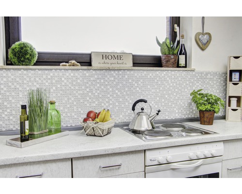 Scenă de bucătărie cu faianță mozaic, decorațiuni, fructe și aragaz