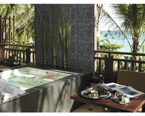 Baie cu perete de mozaic, cadă și masă pe o terasă cu vedere la mare