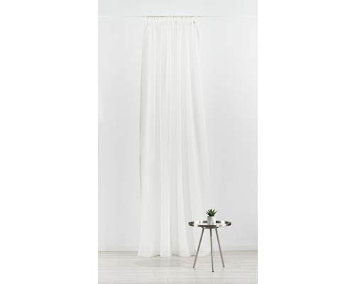 Cortină din material transparent lângă o măsuță laterală mică