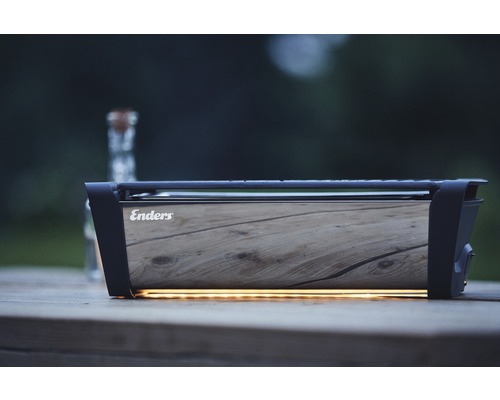 Grătar pe cărbune Enders pe o masă