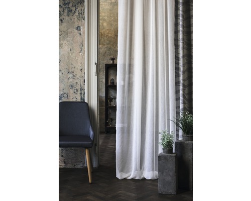 Interior decorativ cu scaun, cortină și plante