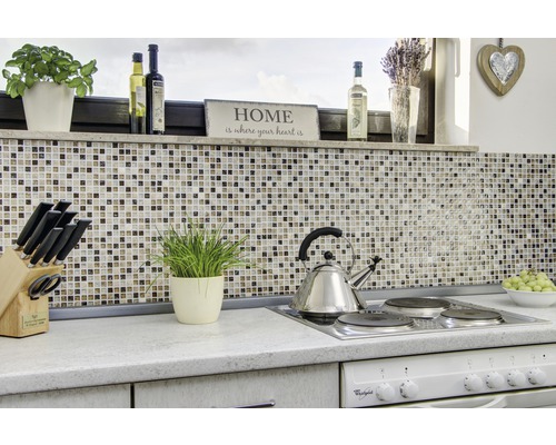 Scenă de bucătărie cu plăci de mozaic, plită și ustensile de bucătărie