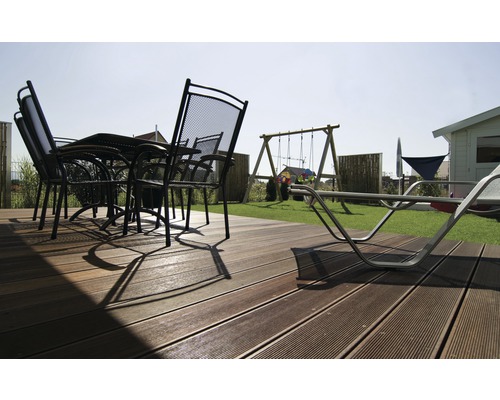 Terasa cu scânduri de terasă, masă de grădină, scaune și loc de joacă în grădină.