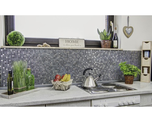 Scenă de bucătărie cu gresie mozaic, decorațiuni și ustensile de bucătărie pe un blat