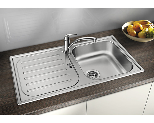 Chiuvetă din oțel inoxidabil cu picurător și robinet pe un blat