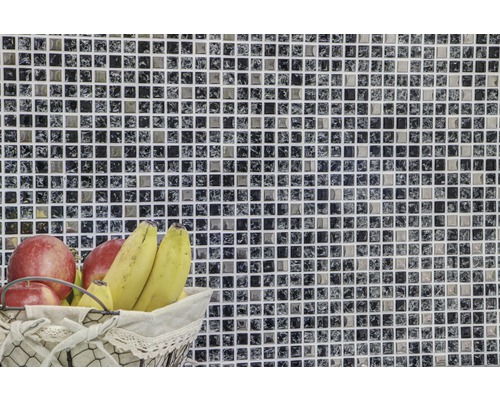 Perete cu faianță mozaic cu bol de fructe în bucătărie