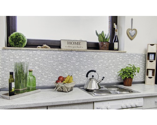 Scenă de bucătărie cu placare ceramică, decorațiuni și plită