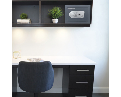 Birou cu masă de scris, scaun de birou, raft și seif