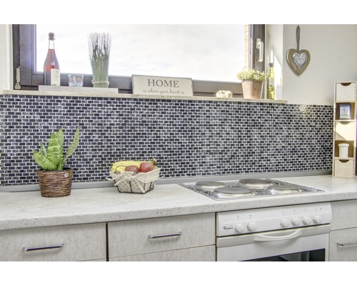 Scenă de bucătărie cu perete cu mozaic, plită și decorațiuni