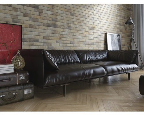 Cameră de zi cu canapea de piele, perete din zidărie și podea din lemn