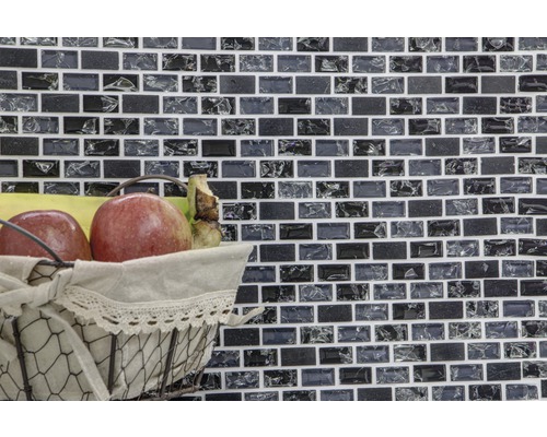 Perete cu gresie mozaic cu coș de fructe