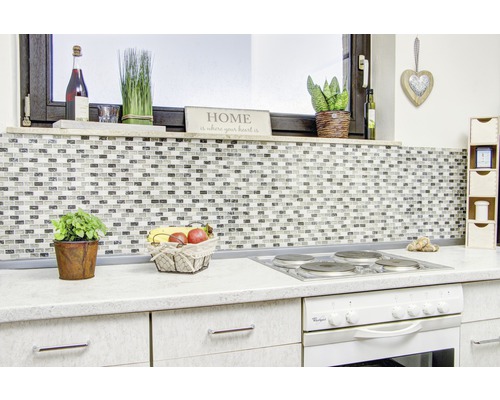 Scenă de bucătărie cu plăci de mozaic, blat și aragaz electric