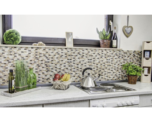 Scenă de bucătărie cu faianță mozaic, decorațiuni și ustensile de bucătărie pe un blat