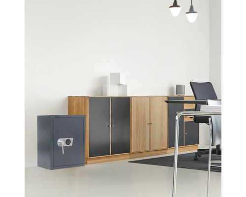 Seifă gri pentru mobilă cu buton rotativ într-un mediu de birou