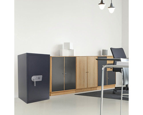 Seif metalic cu mâner rotativ lângă mobilier de birou