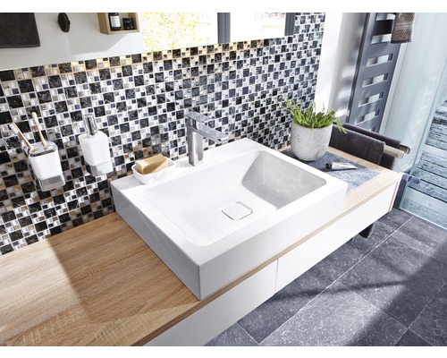 Baie cu chiuvetă, robinet, faianță mozaic și raft din lemn