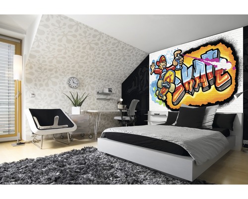 Cameră de tineret cu tapet graffiti și mobilier modern