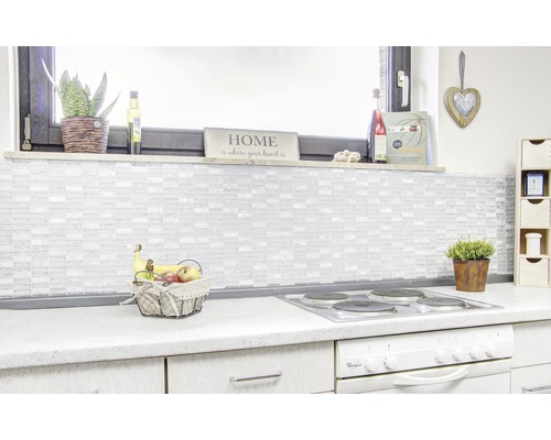 Bucătărie luminoasă cu gresie mozaic, coș cu fructe și plită