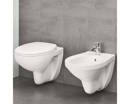 Toaletă suspendată și bideu în baie